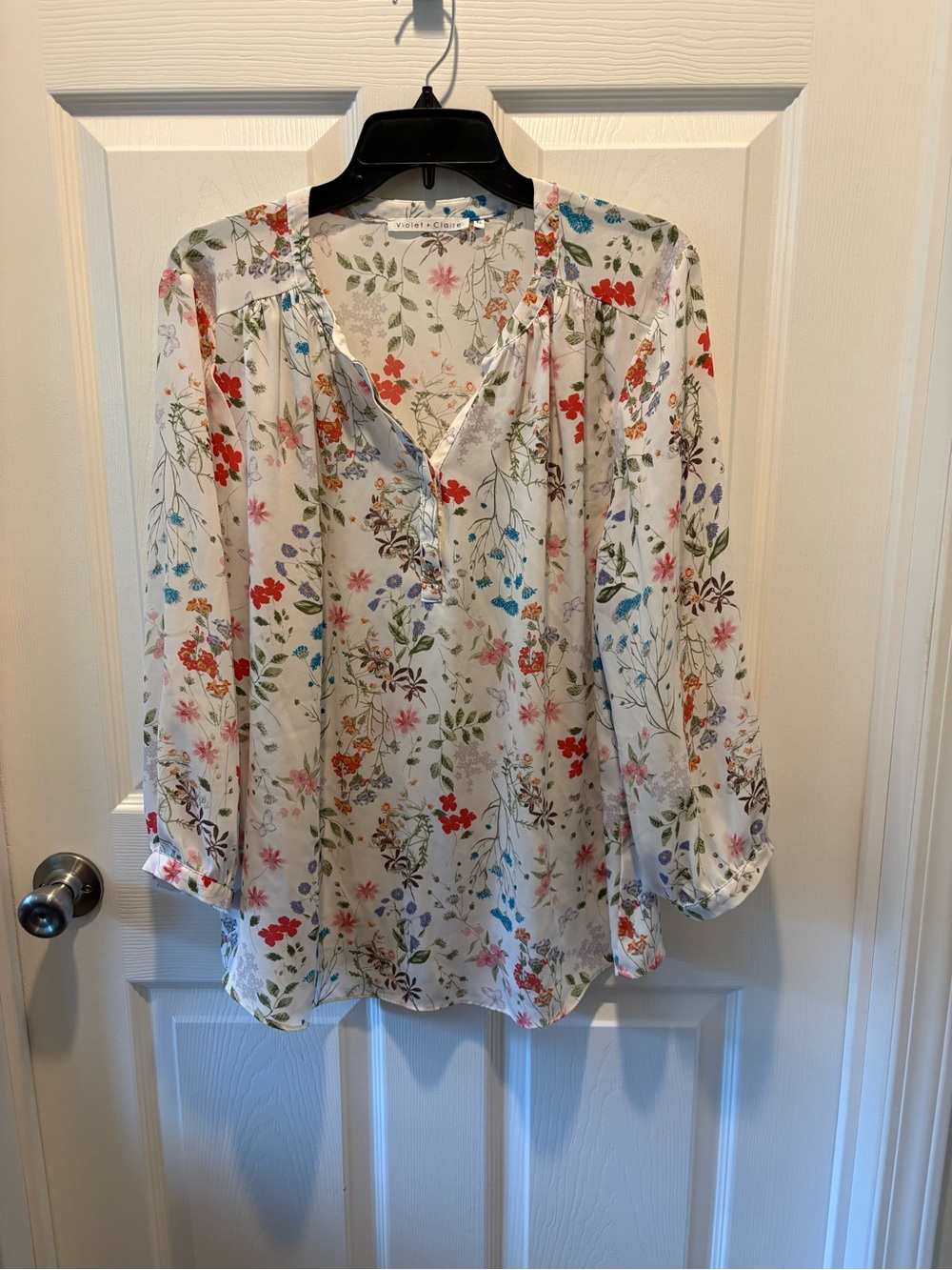 Violet & Claire White Floral V-Neck Peasant Blouse